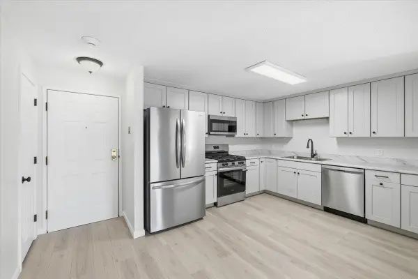 4 Knightsbridge Drive #206, Nashua, NH 03063