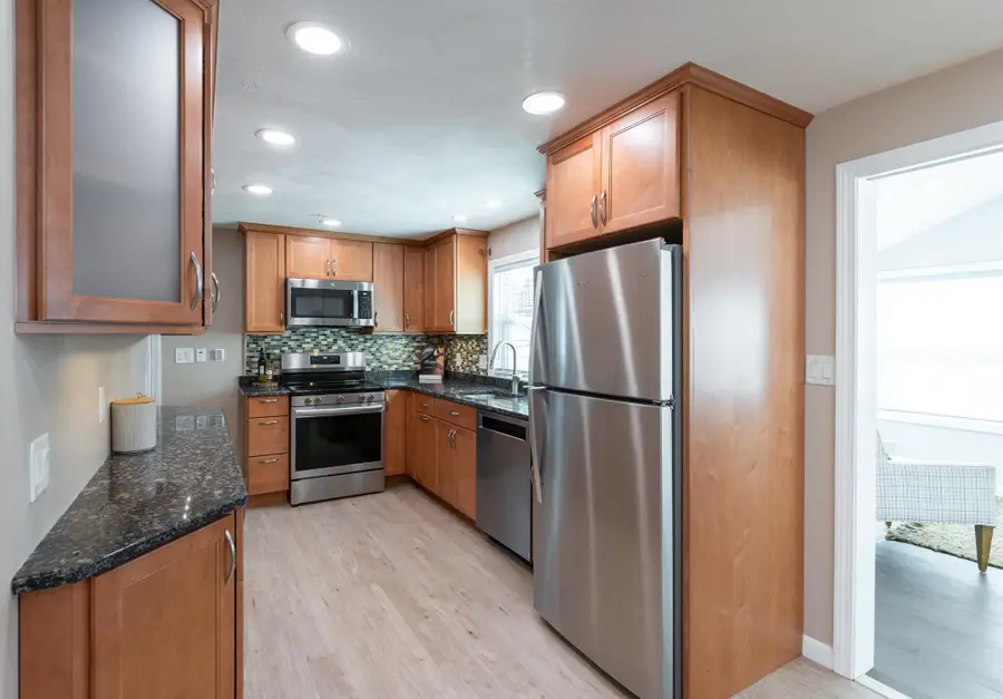 8 Ridgeview Avenue, Salem, NH 03079 - #3