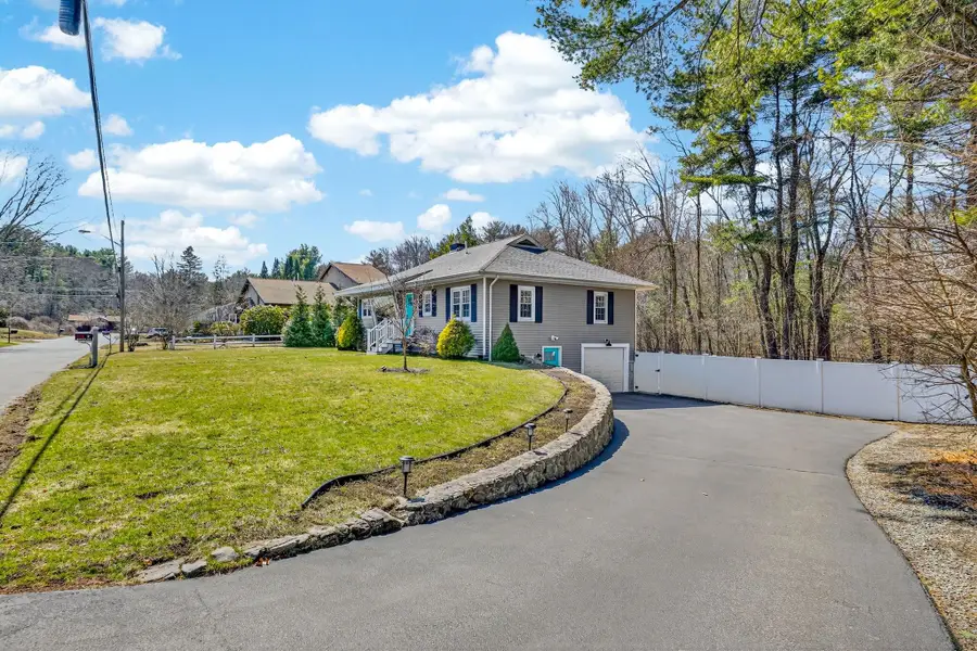 9 Dawson Avenue, Salem, NH 03079 - #3