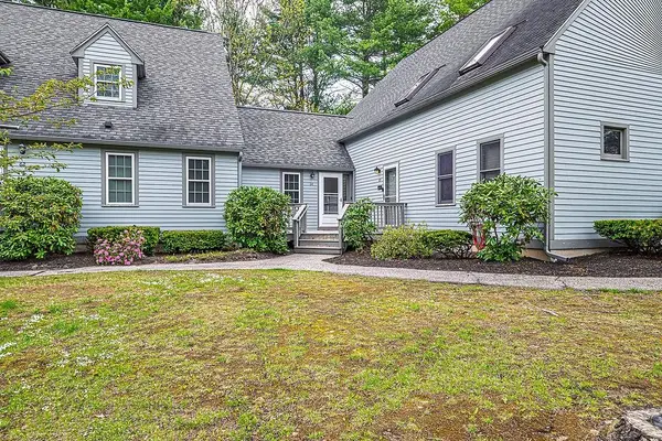 64 Glengarry Drive, Stratham, NH 03885
