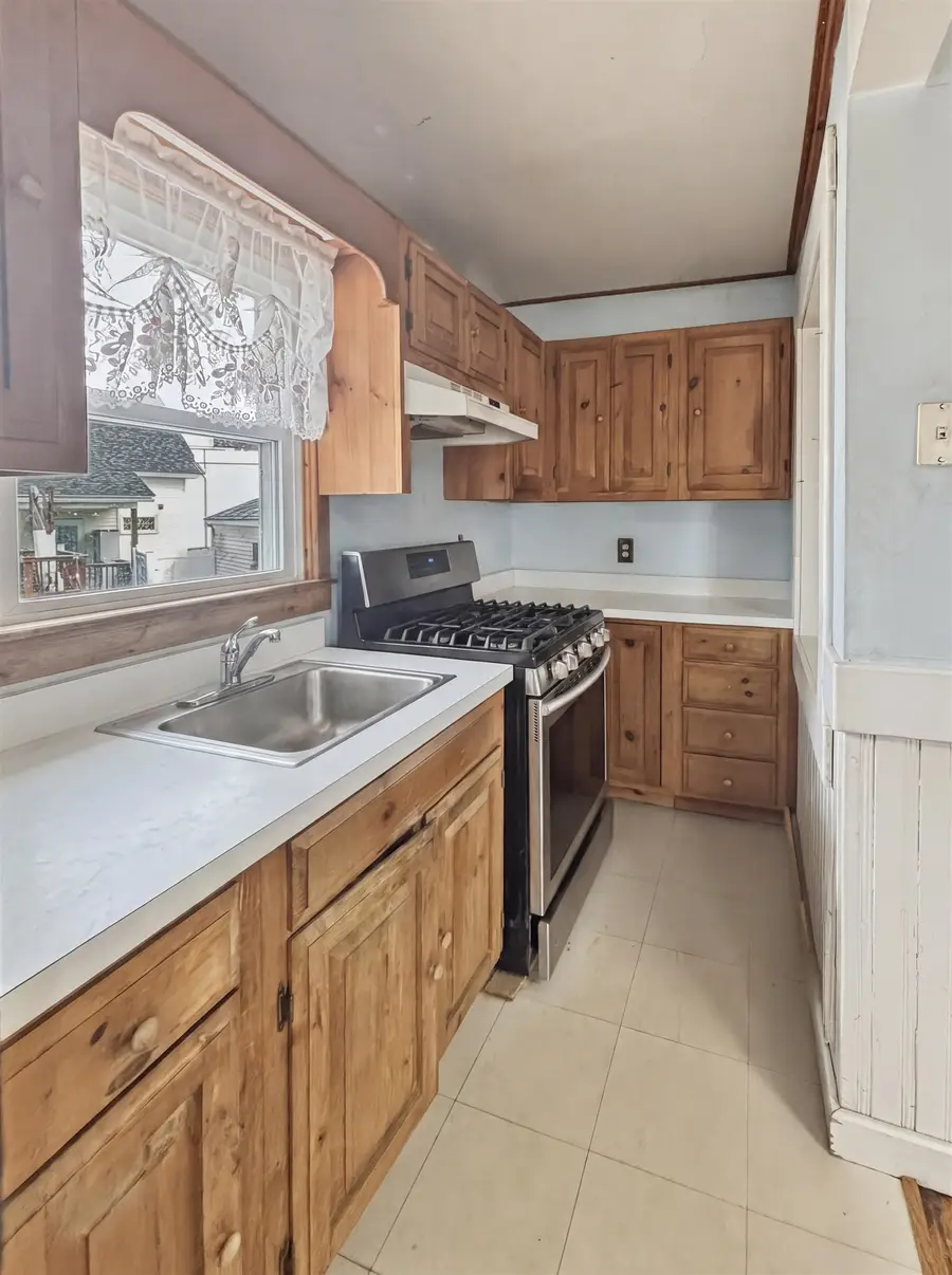 808 Grove Street, Manchester, NH 03103 - #3