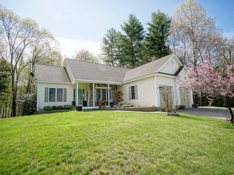 15 Goldfinch Drive, Pelham, NH 03076 - #2