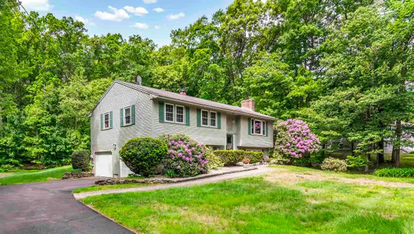 6 Currier Drive, Londonderry, NH 03053