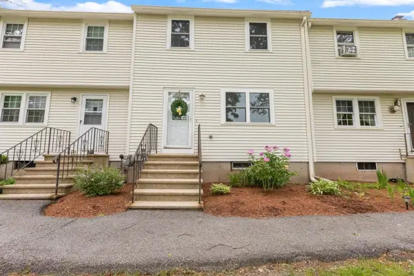 29 Olde Country Village Road, Londonderry, NH 03053