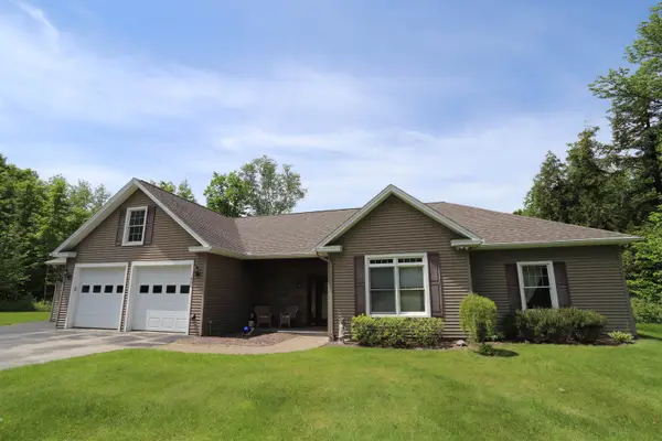 905 Dairninaka Drive, Derby, VT 05829