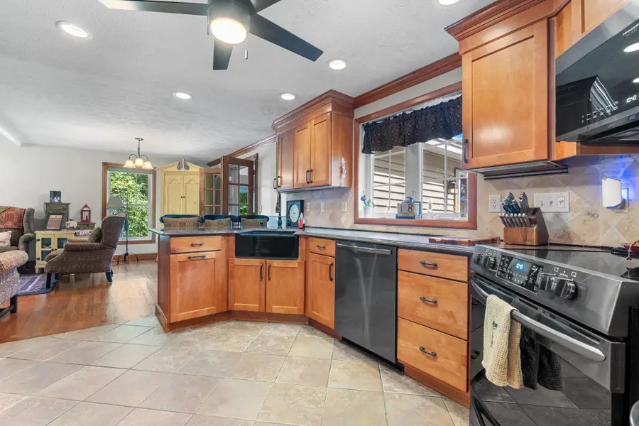 4 Faith Drive, Derry, NH 03038 - #3