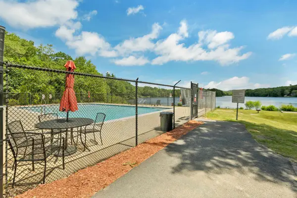 8 New London Drive, Barnstead, NH 03225