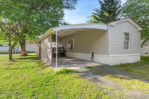 23 Family Circle, Hartland, VT 05048