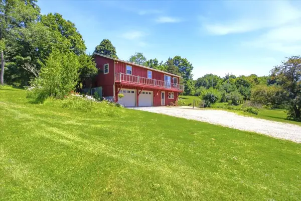 82 Puddingstone Road, Pownal, VT 05261