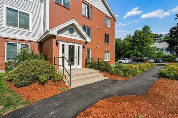 5 Timberwood Drive #104, Goffstown, NH 03045