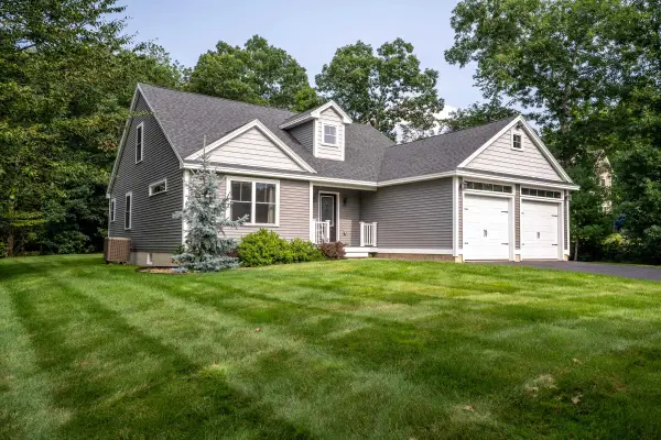 3 Chestnut Way, Lee, NH 03861