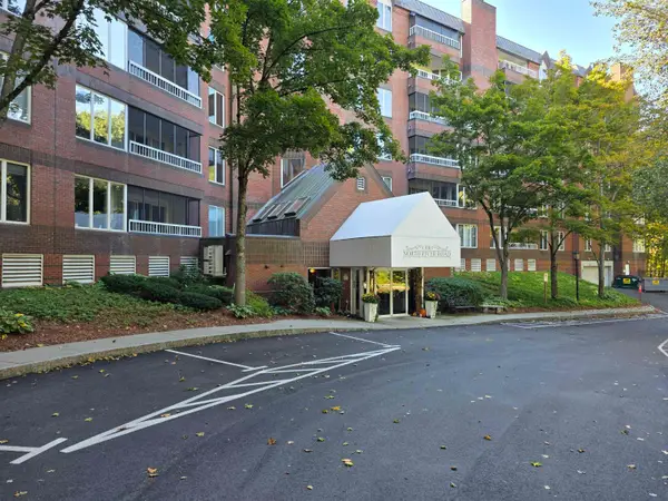 300 River Road #213, Manchester, NH 03104