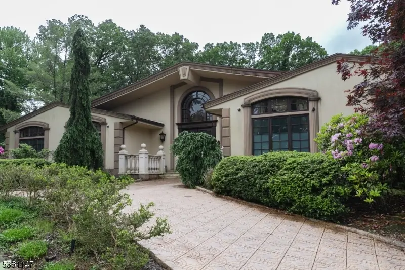 8 Driftwood Dr, Livingston, NJ 07039 - Image #2