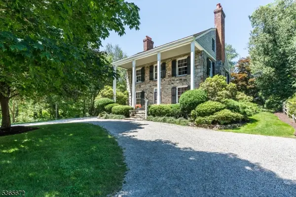 1 Robins Ln, Kinnelon Boro, NJ 07405