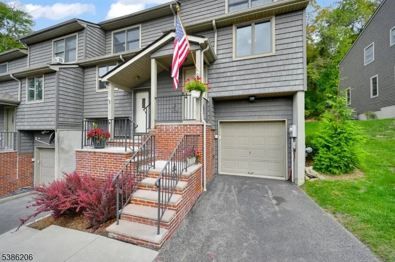 4 Mountain Ridge Rd, Bloomingdale, NJ 07403 - Image #2