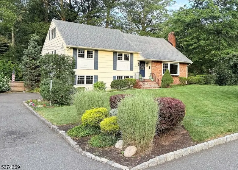 301 Meetinghouse Ln, Mountainside, NJ 07092 - Image #1