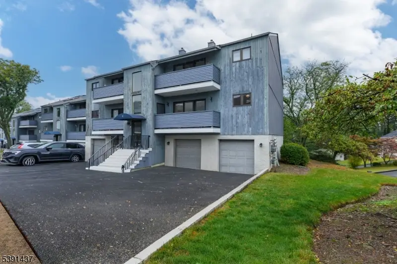 4 Domessina Ln, Caldwell, NJ 07006 - Image #2