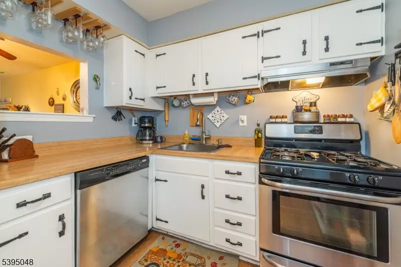 135 Cynthia Dr, Beattystown, NJ 07840 - Image #2