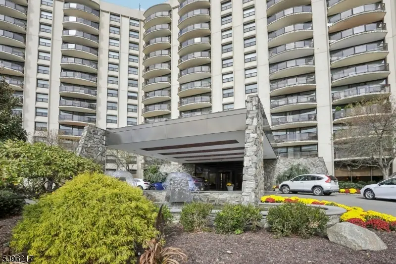 2 Claridge Dr #2NW, Verona, NJ 07044 - Image #3