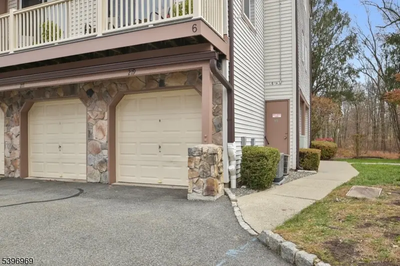 219 Woods Edge Dr, Succasunna, NJ 07876 - Image #2