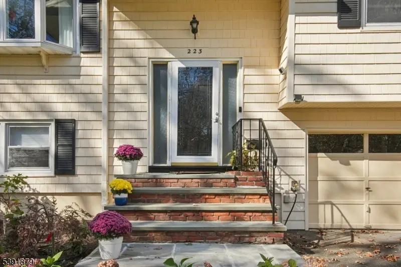 223 Chaucer Dr, Berkeley Heights, NJ 07922 - Image #2