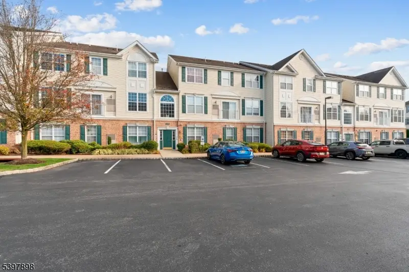 106 Limerick Ln, Lopatcong, NJ 08865 - Image #2