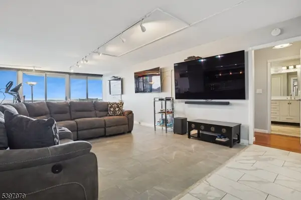 1 Claridge Dr Apt 702 #702, Verona Twp., NJ 07044