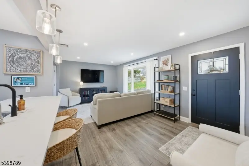 102 Sunnyview Avenue East, Beattystown, NJ 07840 - Image #3