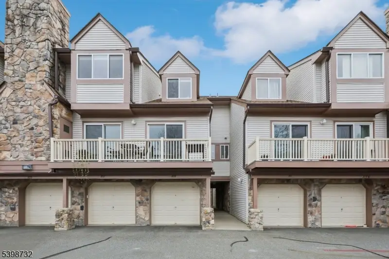 209 Woods Edge Dr, Succasunna, NJ 07876 - Image #1