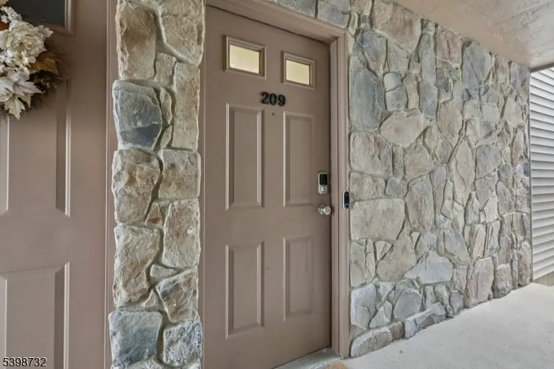 209 Woods Edge Dr, Succasunna, NJ 07876 - Image #2