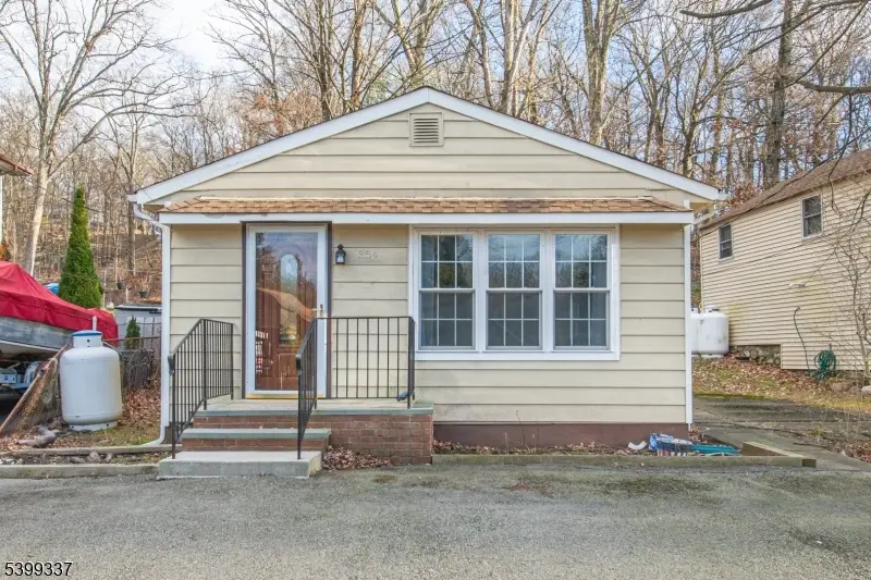 354 Maxim Dr, Hopatcong, NJ 07843 - Image #2