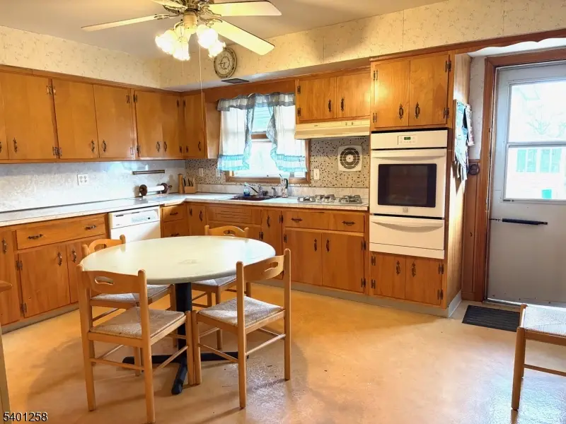 401 Stuyvesant Ave, Lyndhurst, NJ 07071 - Image #3