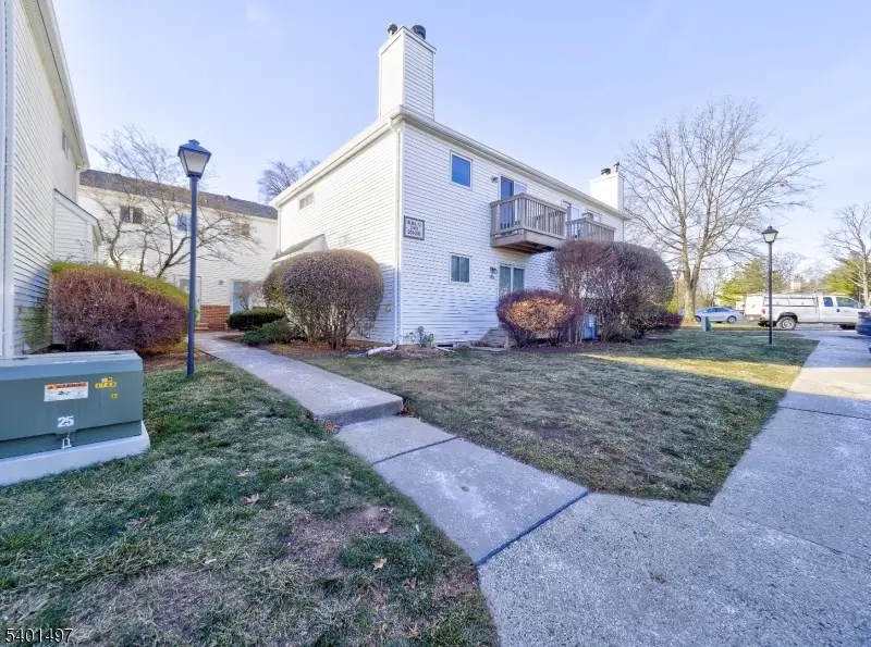 208 Blackberry Ct, Raritan Township, NJ 08822 - Image #2