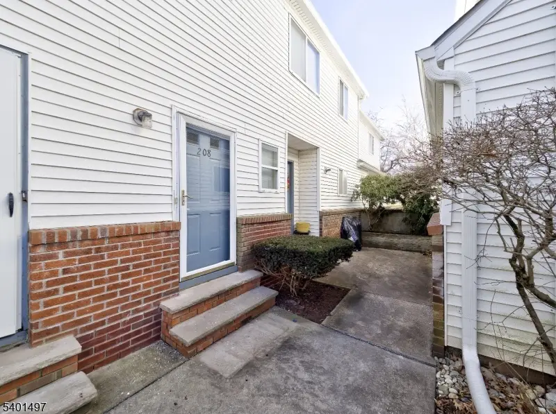 208 Blackberry Ct, Raritan Township, NJ 08822 - Image #3