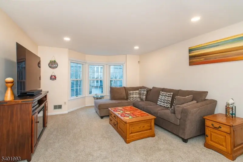 8 Brookstone Cir, Parsippany Troy Hills, NJ 07954 - Image #2