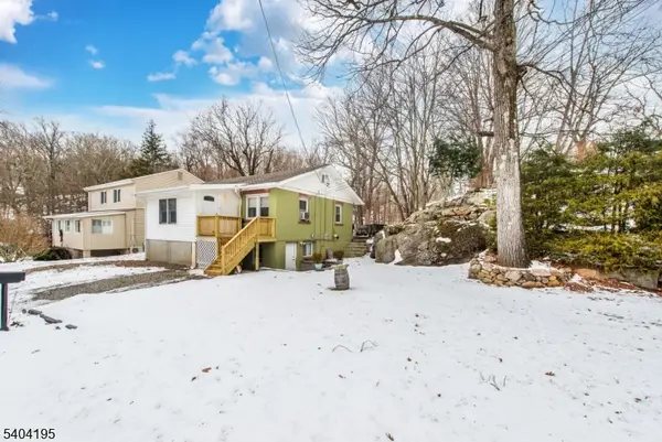 304 Squaw Trl, Hopatcong Boro, NJ 07821