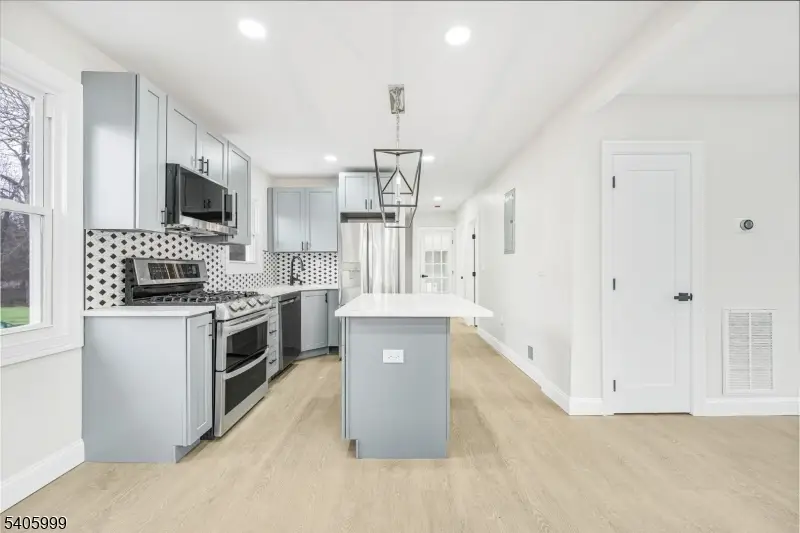 16 Grey Rock Ave, Singac, NJ 07424 - Image #2