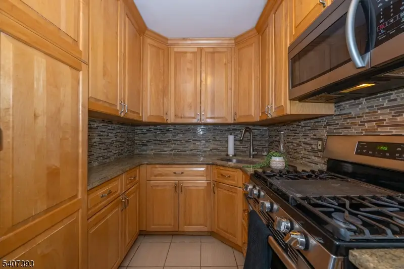 3071 Edwin Ave #2F, Fort Lee, NJ 07024 - Image #2