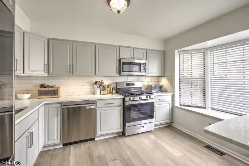 418 Hawthorne Ct, Raritan Township, NJ 08822 - Image #3