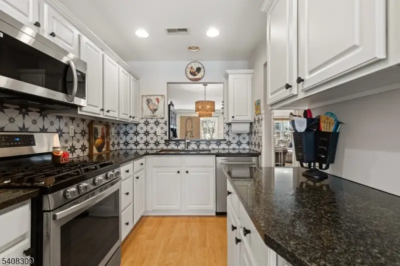 12 Spruce Hills Ct, Hamburg, NJ 07419 - #2