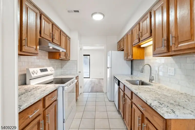 127 Hampton Ct, Franklin Township, NJ 08873 - Image #2