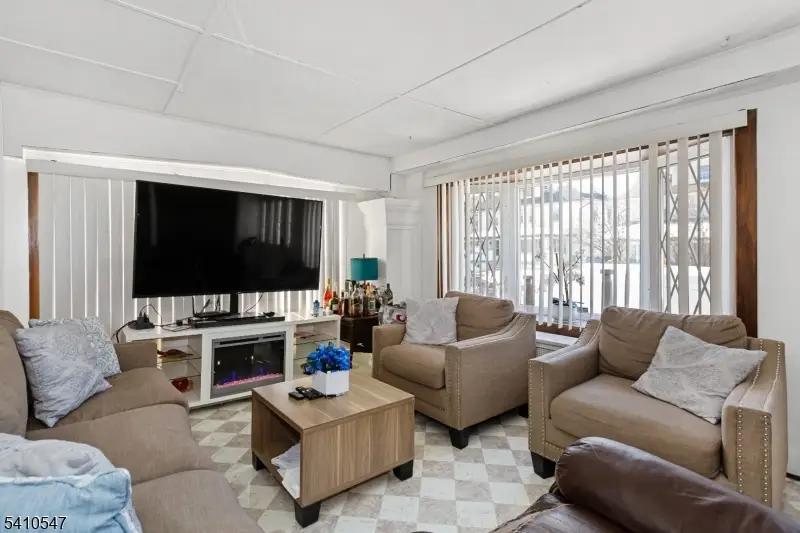 389 E 38th St, Paterson, NJ 07504 - Image #2