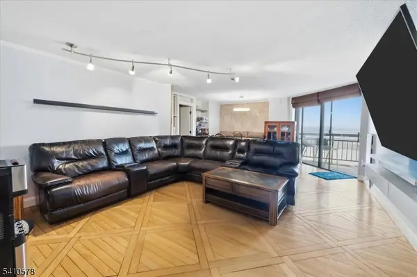 2208 Harmon Cove Tower, Secaucus Town, NJ 07094