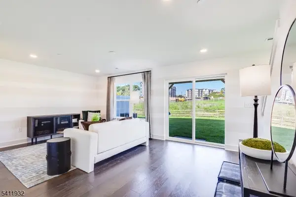 81 Eastwood Ter #81, East Hanover Twp., NJ 07936