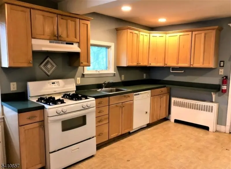 89 Linden St, Bradley Gardens, NJ 08807 - #3