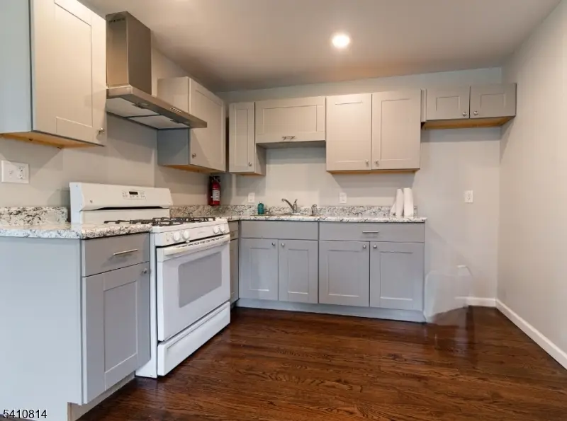 21 Dodd St, East Orange, NJ 07017 - #3