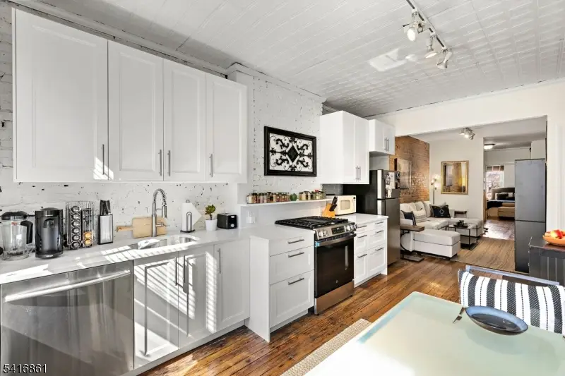 351 8th St #1R, Jersey City, NJ 07302 - #3