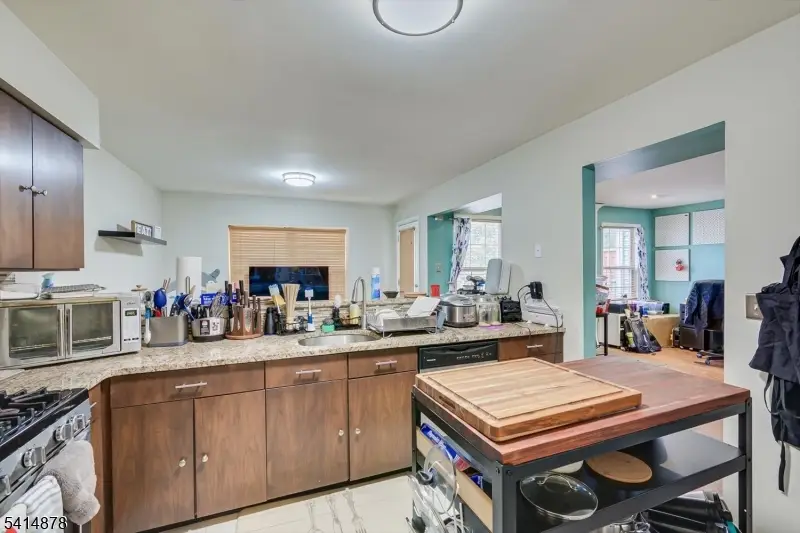 70 Avebury Pl, Franklin, NJ 08873 - #3