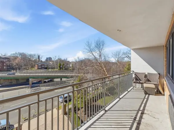 60 Parkway Dr, East Orange City, NJ 07017