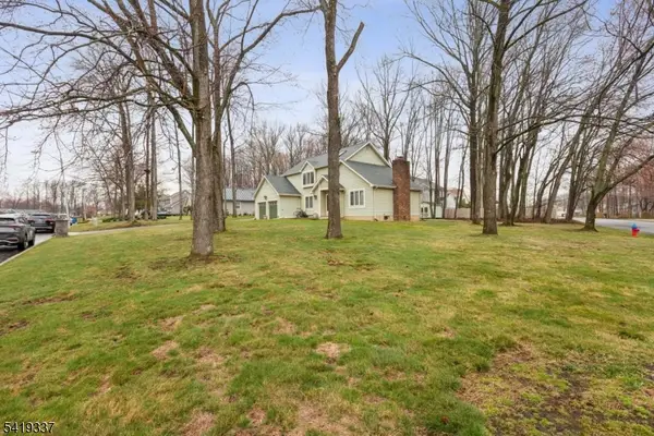 2 Grenoble Ct, Old Bridge Twp., NJ 08857